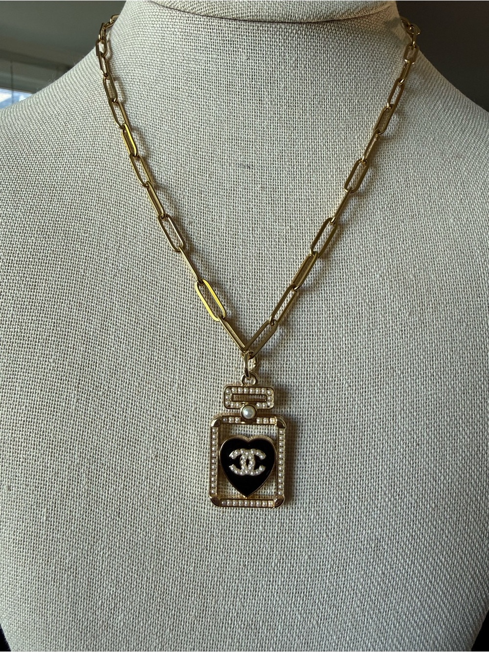 ChaneI Gold Tone Perfume Bottle Pendant Necklace with Pearl on Black Heart - Picture 5 of 6